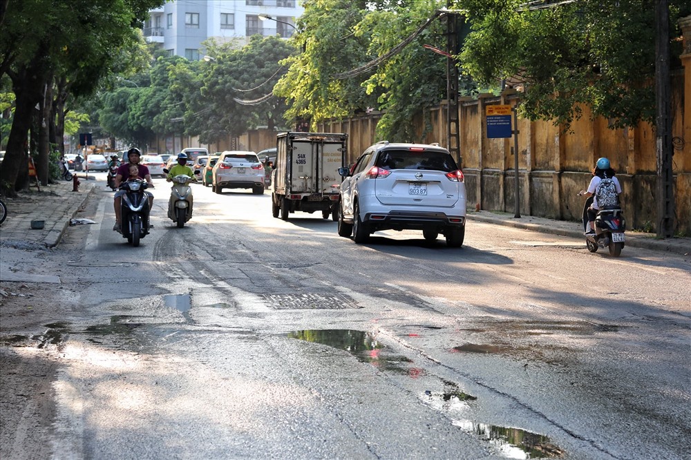 Mật độ phương tiện giao thông đông đúc, càng khiến cho đoạn đường này xuống cấp nghiêm trọng. Ảnh: Thái Hà.