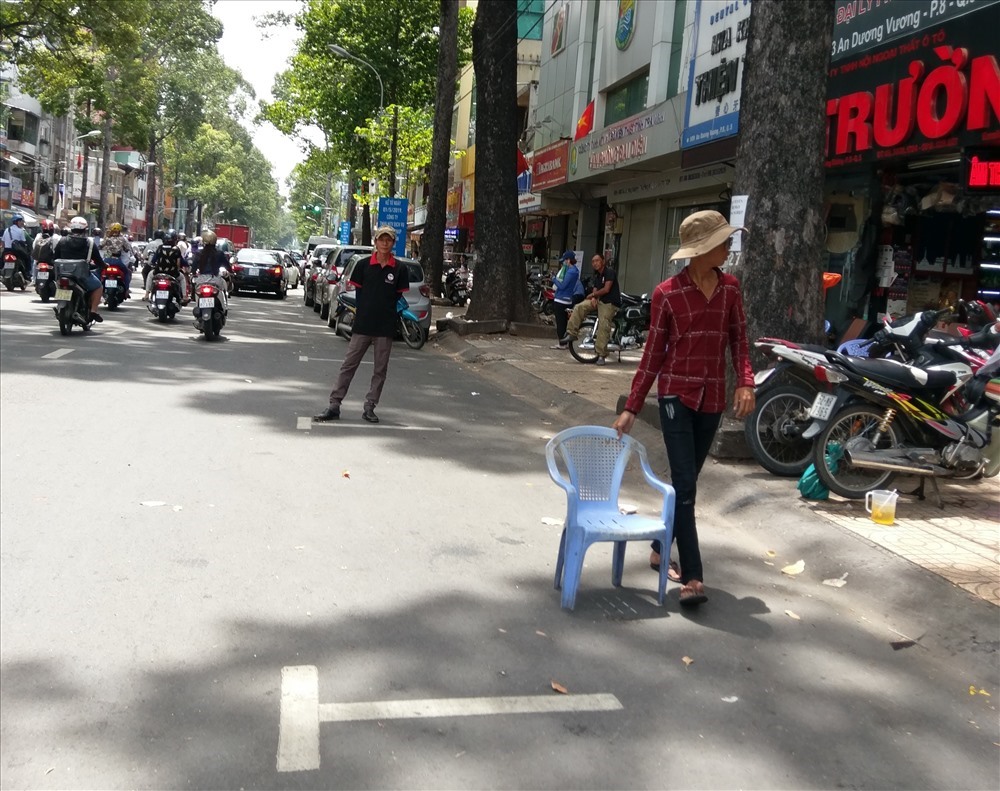 Nhiều tuyến đường triển khai thu phí đậu ô tô bị các cá nhân chiếm dụng và sẵn sàng đuổi khi có xe tới đậu. Ảnh: M.Q