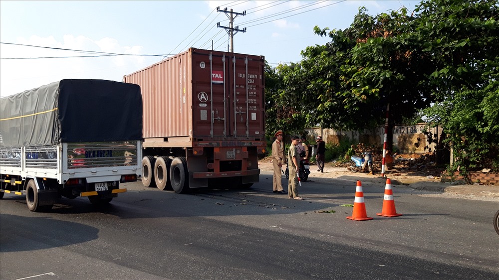 Đến 16h30 lực lượng chức năng vẫn đang giải quyết hiện trường vụ tai nạn.