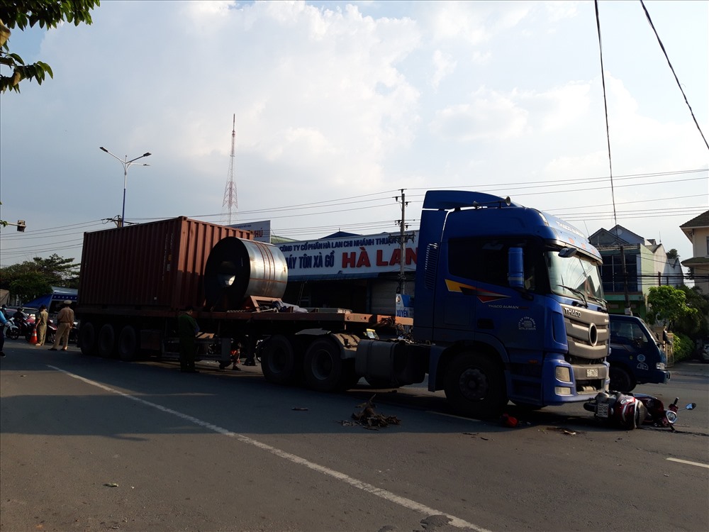 Hiện trường vụ tai nạn xe container và xe máy khiến người phụ nữ tử vong.