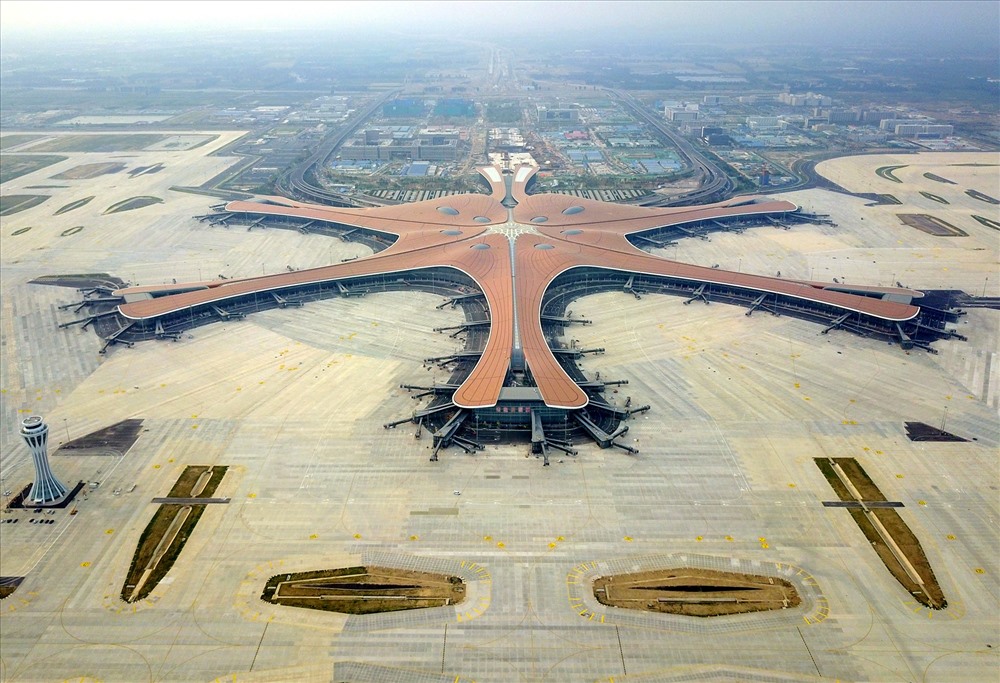 Sân bay quốc tế Daxing bên trong và nhìn từ trên cao. Ảnh: Xinhua, AFP.