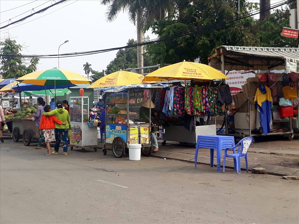 Trước cổng Bệnh viện vẫn còn cảnh mua bán tấp nập (ảnh Nhật Hồ)