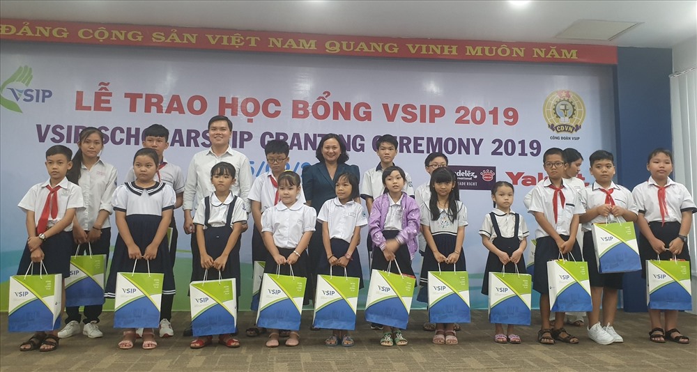 Học bổng đầu năm học tiếp sức cho con em công nhân.