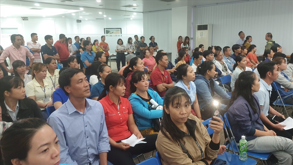 Nhiều phụ huynh xin công ty nghỉ buổi chiều để đưa con đi nhận học bổng.