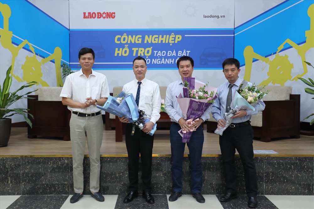 Tổng Biên tập Báo Lao Động Nguyễn Ngọc Hiển tặng hoa các khách mời tham dự tọa đàm. Ảnh: Sơn Tùng