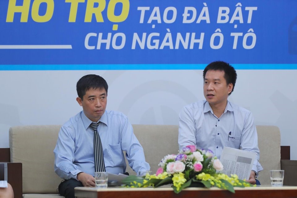 Các khách mời trả lời tại tọa đàm. Ảnh: Sơn Tùng