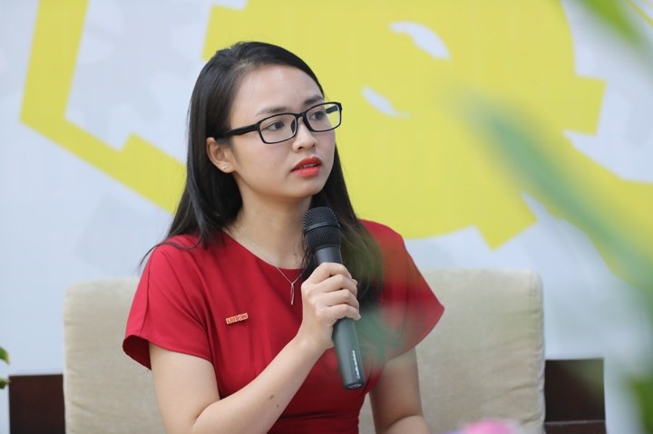 MC đặt câu hỏi với các khách mời dự tọa đàm. Ảnh: Sơn Tùng