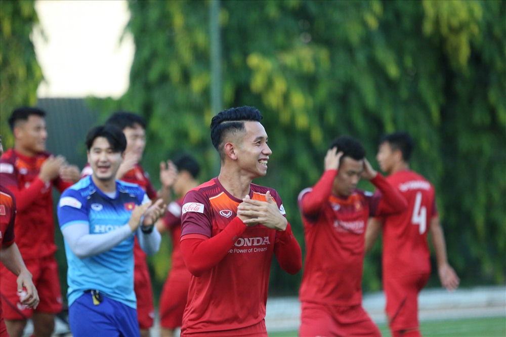 Hoàng Duy hớn hở vì đã tập đúng động tác mà HLV thể lực để ra. Ảnh: HOÀI THU