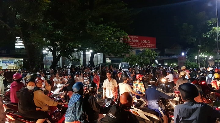 Nhiều người dân hiếu kì đứng vây kín trước nhà riêng của vị bác sĩ này. Ảnh: PĐ.