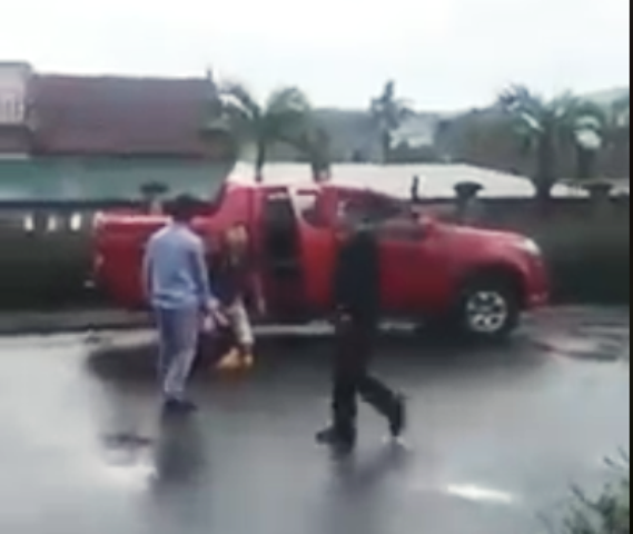 Vài người đàn ông tiến gần để giải cứu nhưng rồi phải lui ra trước thái độ hung hãn của người đàn ông kia
