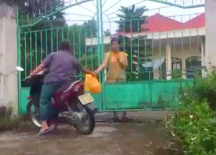 Nhân viên trung tâm nhân đạo đưa hàng từ thiện ra ngoài. Ảnh: Nguyễn Long