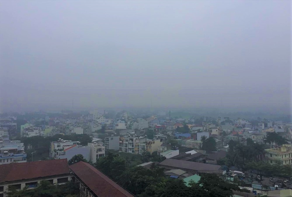 Trưa ngày 20.9, dù trời nắng nhưng lớp mù vẫn bao phủ TPHCM. Ảnh Hồ Dương