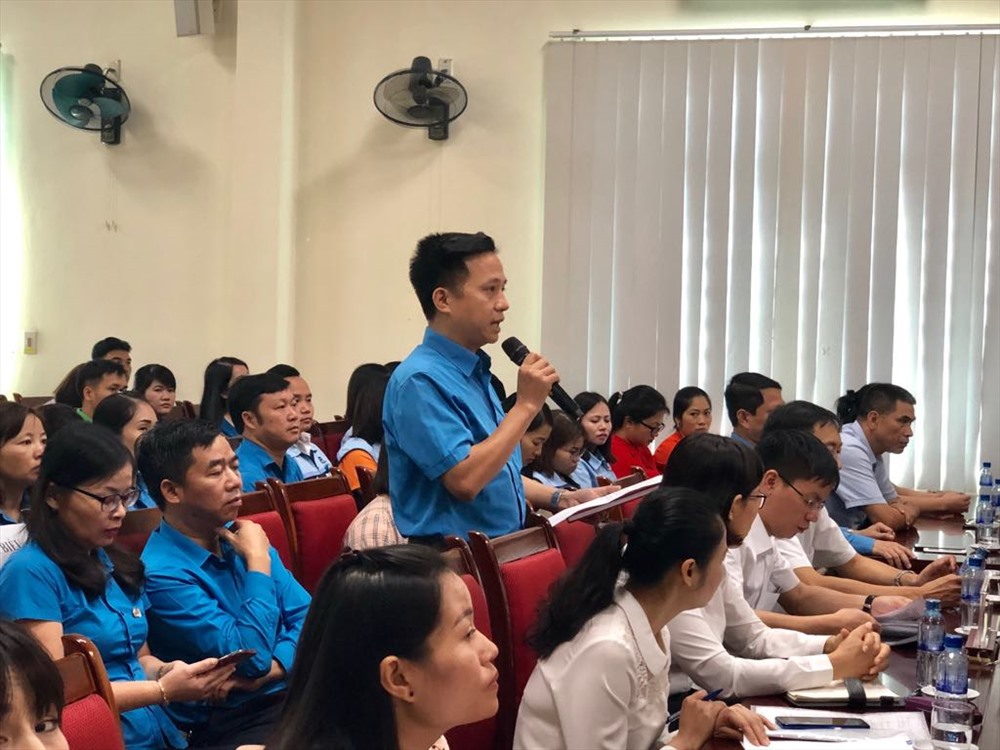 Cử tri là cán bộ công đoàn nêu kiến nghị đối với Đoàn Đại biểu Quốc hội tỉnh Thái Nguyên. Ảnh: V.L