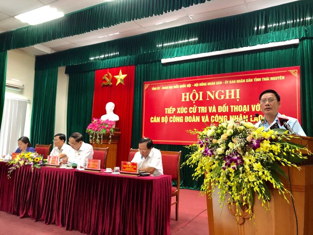 Đồng chí Vũ Hồng Bắc, Phó Bí thư Tỉnh uỷ, Chủ tịch UBND tỉnh Thái Nguyên thay mặt lãnh đạo tỉnh trả lời các kiến nghị của cử tri, NLĐ. Ảnh: V.L