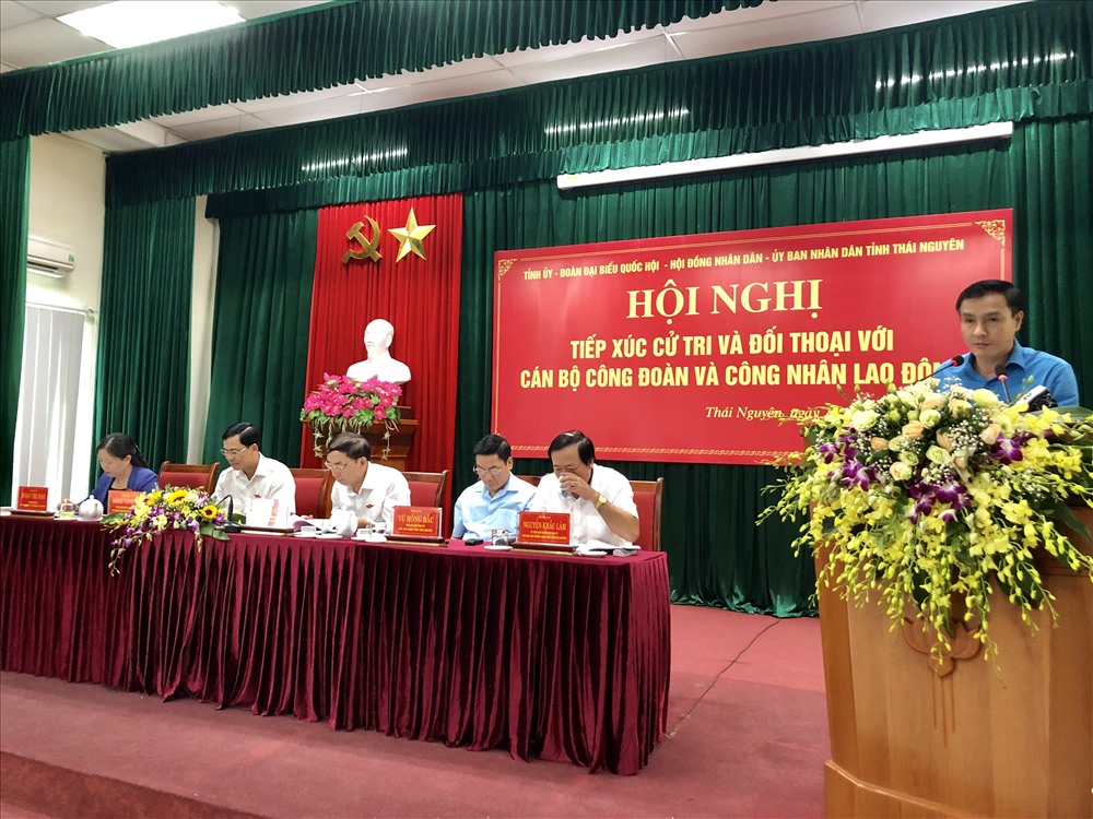 Thay mặt CBCNV-LĐ tỉnh Thái Nguyên, đồng chí Vũ Duy Hoàng - Chủ tịch LĐLĐ tỉnh Thái Nguyên trình bày nguyện vọng, kiến nghị tới Đoàn Đại biểu Quốc hội và lãnh đạo tỉnh Thái Nguyên. Ảnh: V.L