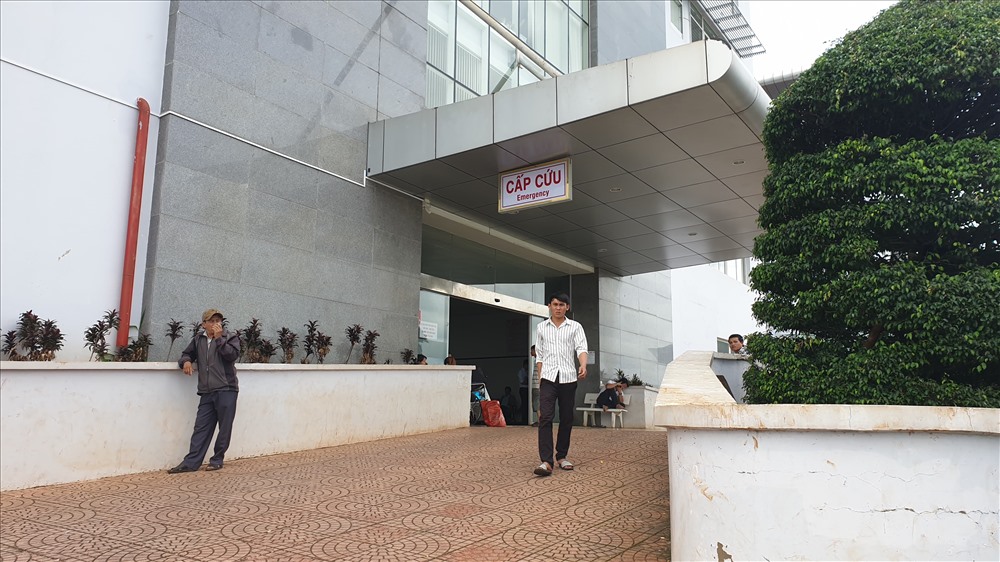 Người dân đến Khoa Cấp cứu vô cùng lo lắng vì nước dột. Ảnh: HL
