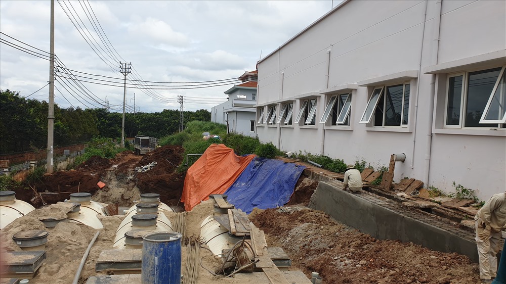 Một bác sĩ cho biết, một bể xử lý nước thải đang được xây dựng vì trạm cũ đã bị quá tải. “Mục tiêu của Khoa kiểm soát nhiễm khuẩn là giảm thiểu nguy cơ lây nhiễm vi sinh vật gây bệnh cho người bệnh, nhân viên y tế và cộng đồng... Vậy mà nơi đây là đặt sát bể xử lý chất thải là quá nguy hiểm.