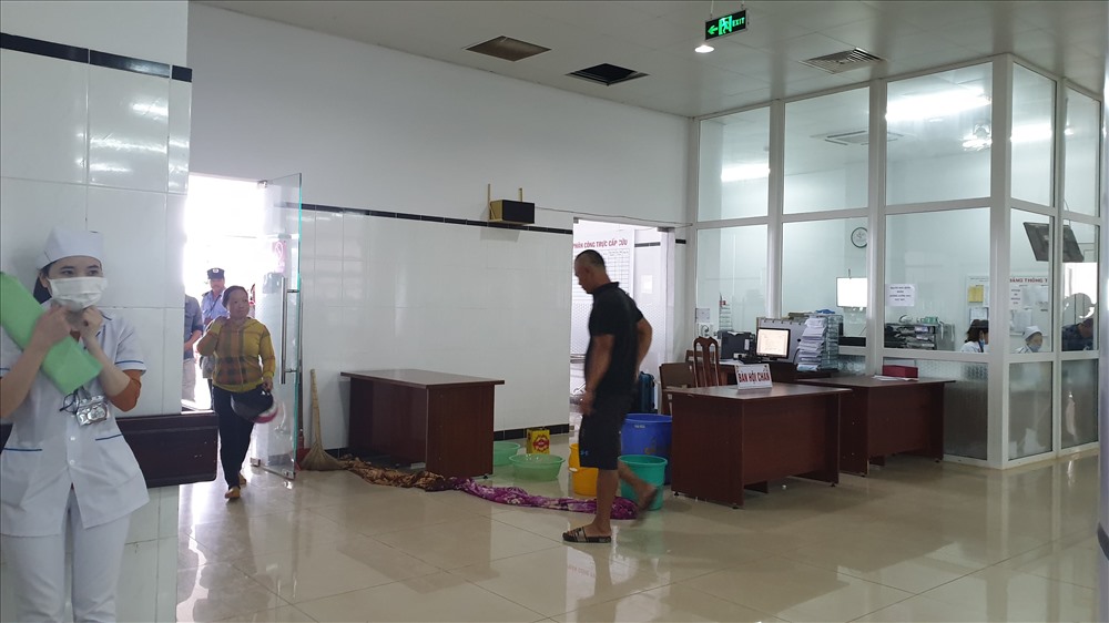 Nước dột lênh láng khiến sàn nhà trơn trượt khi có người di chuyển. Ảnh: HL