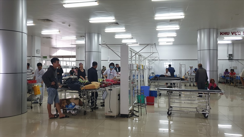 Hình ảnh xô hứng nước cạnh giường bệnh khiến nhiều người không khỏi lo lắng. Ảnh: HL