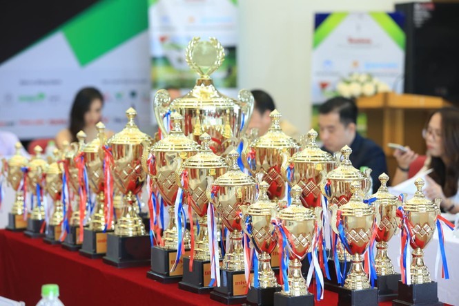 Cúp vô địch và cúp cho các hạng mục khác nhau tại giải đấu. Ảnh: Như ý
