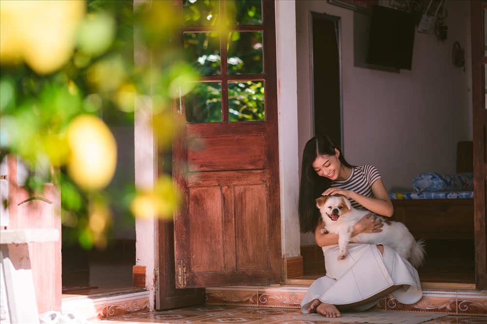 Từ những hình ảnh non nước hùng vĩ của Quảng Nam cho đến những điều mộc mạc giản dị như căn nhà nhỏ sau cánh đồng lúa nơi gia đình cô sinh sống cũng được mang vào trong clip. Ảnh: MWVN.