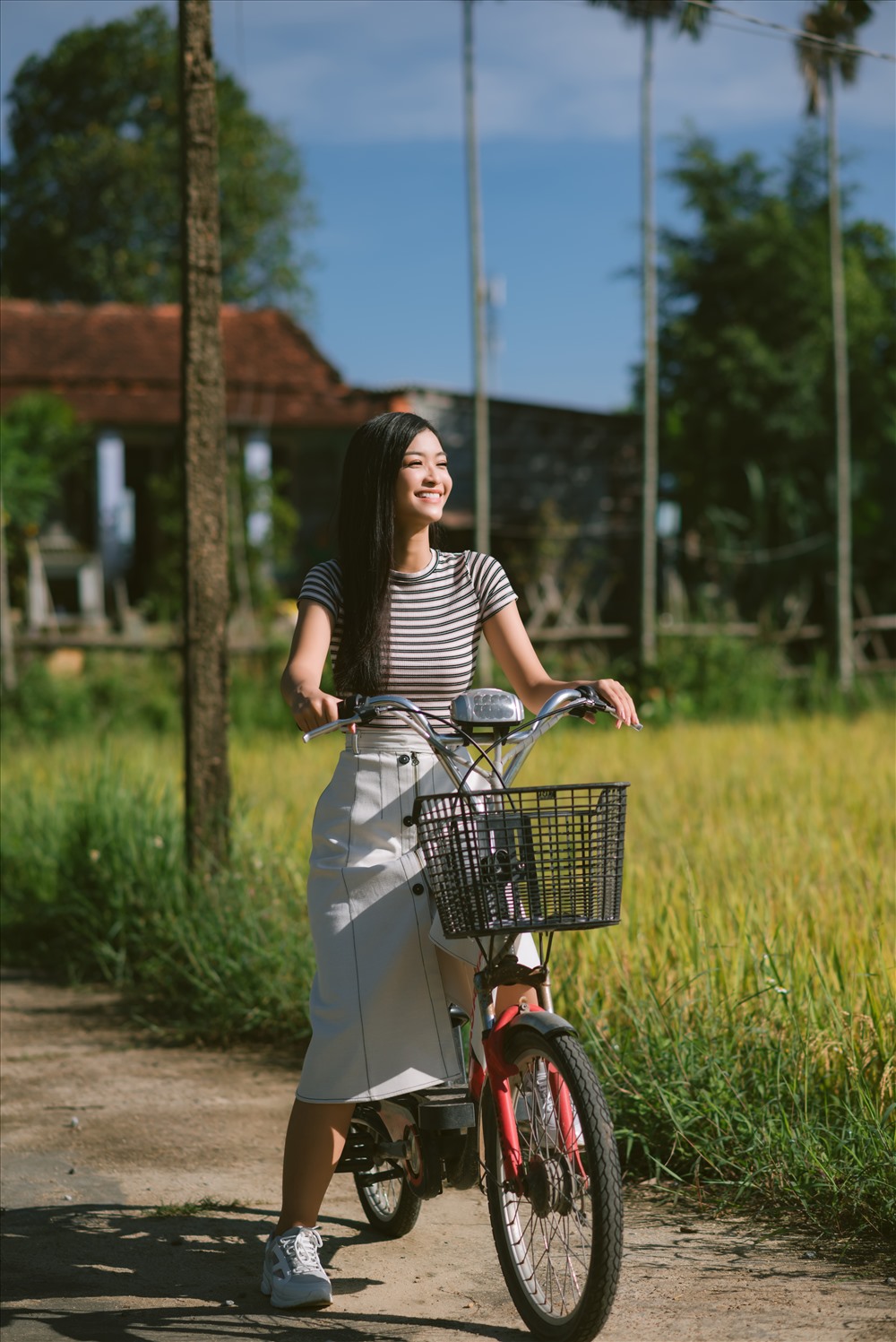 Từ những hình ảnh non nước hùng vĩ của Quảng Nam cho đến những điều mộc mạc giản dị như căn nhà nhỏ sau cánh đồng lúa nơi gia đình cô sinh sống cũng được mang vào trong clip. Ảnh: MWVN.
