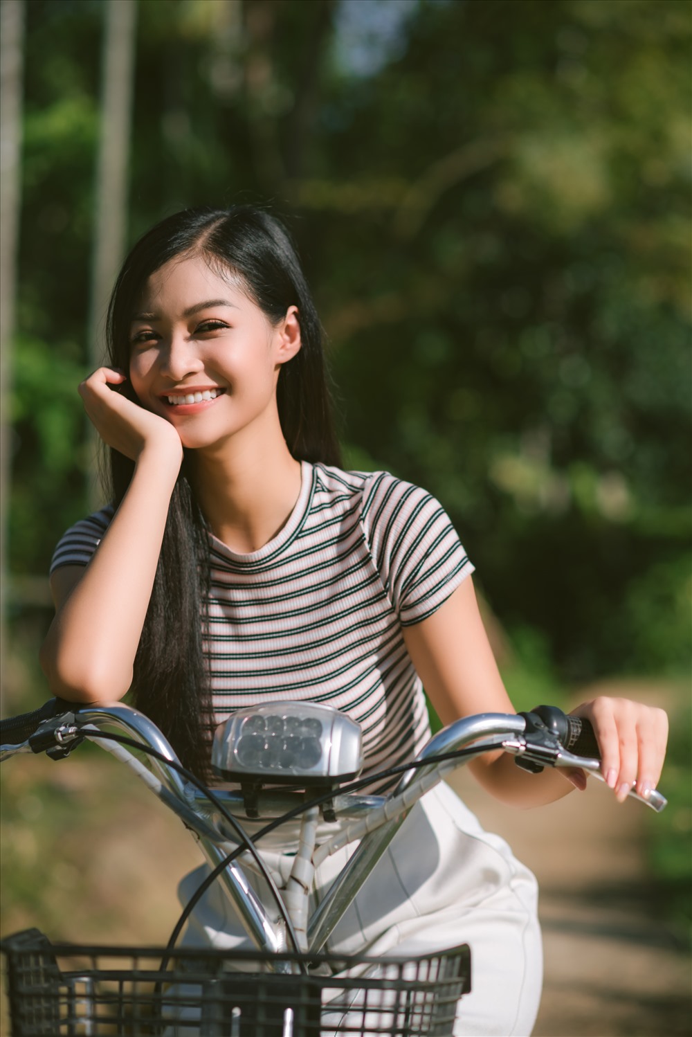 Từ những hình ảnh non nước hùng vĩ của Quảng Nam cho đến những điều mộc mạc giản dị như căn nhà nhỏ sau cánh đồng lúa nơi gia đình cô sinh sống cũng được mang vào trong clip. Ảnh: MWVN.