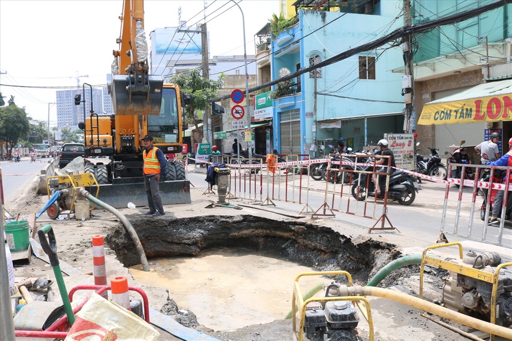 Công nhân đang khắc phục sự cố vỡ đường ống nước trên đường Huỳnh Tấn Phát.