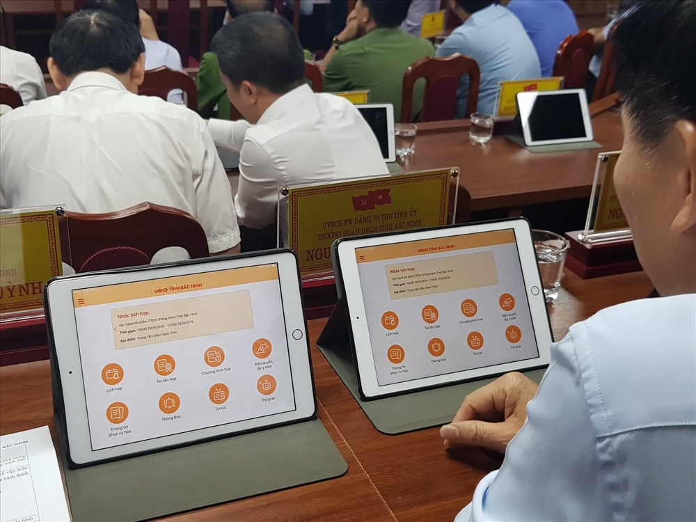 Lãnh đạo tỉnh Bắc Ninh điều hành thử công việc tại Trung tâm điều hành thành phố thông minh tỉnh. Ảnh: Đ.T