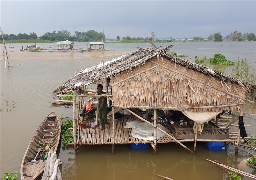 Người dân dựng nhà nổi trên sông, di chuyển nơi này sang nơi khác trên cánh đồng mùa nước nổi để bắt cá linh.