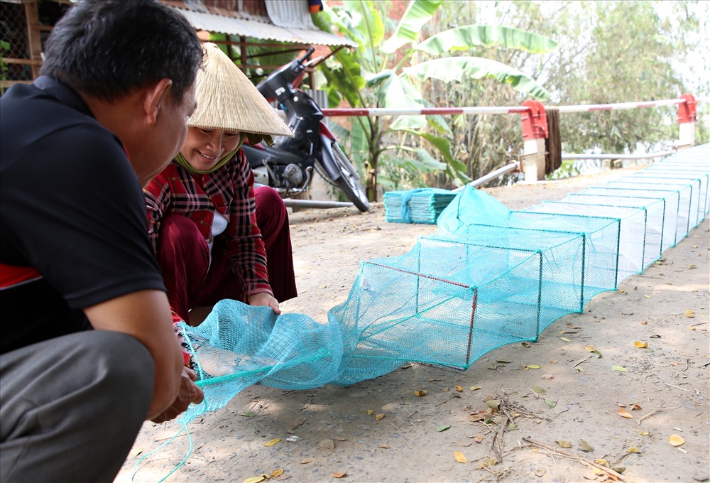 Lú có tên “12 cửa ngục” (ngư cụ làm bằng lưới, có 12 miệng) được nhiều người dân sử dụng để bắt cá linh và các loại cá tôm khác vào mùa nước nổi.