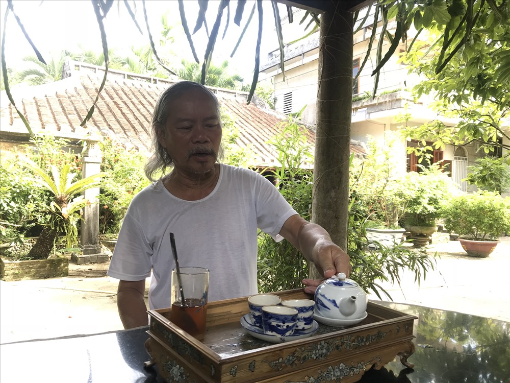 Ông Đỗ Hữu Minh - chủ nhân căn nhà cổ Tích Thiện Đường. ảnh: H.VINH