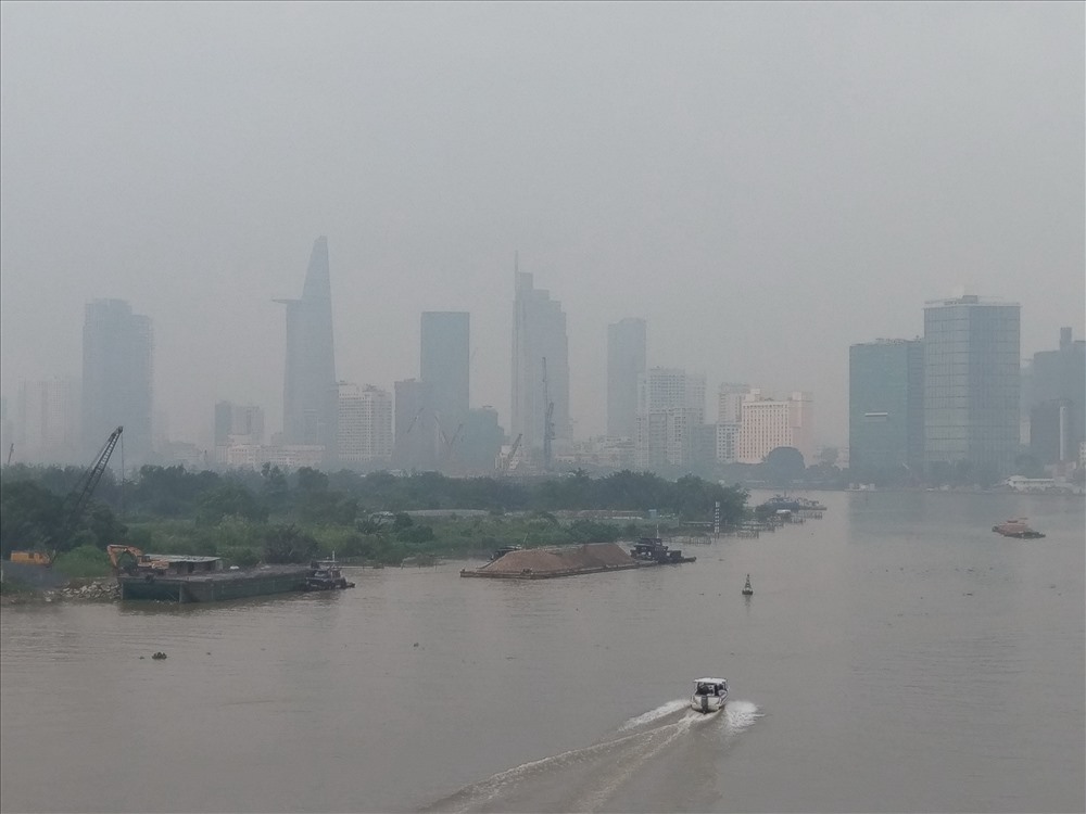 Mù khô liên tiếp bủa vây TP.Hồ Chí Minh trong nhiều ngày qua khiến người dân lo lắng về sức khỏe. Ảnh: M.Q