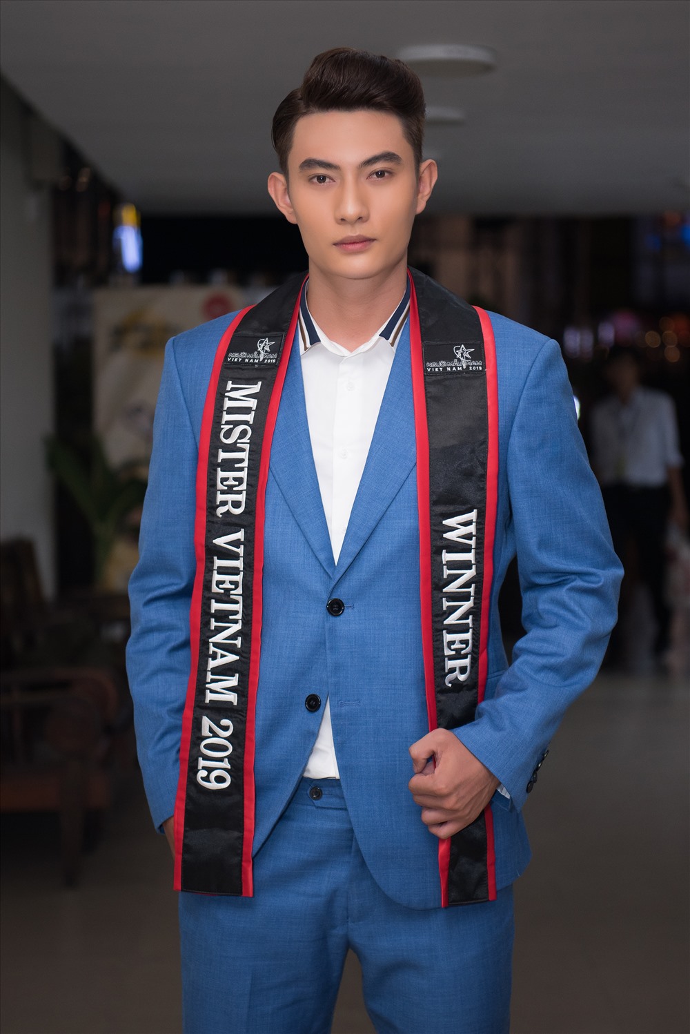 Mister Việt Nam Phạm Minh Quyền diện bộ vest xanh thanh lịch. Ảnh: Huy Trần
