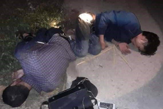 Hai đối tượng trộm chó bị người dân đánh ngất tại chỗ. Ảnh: NT
