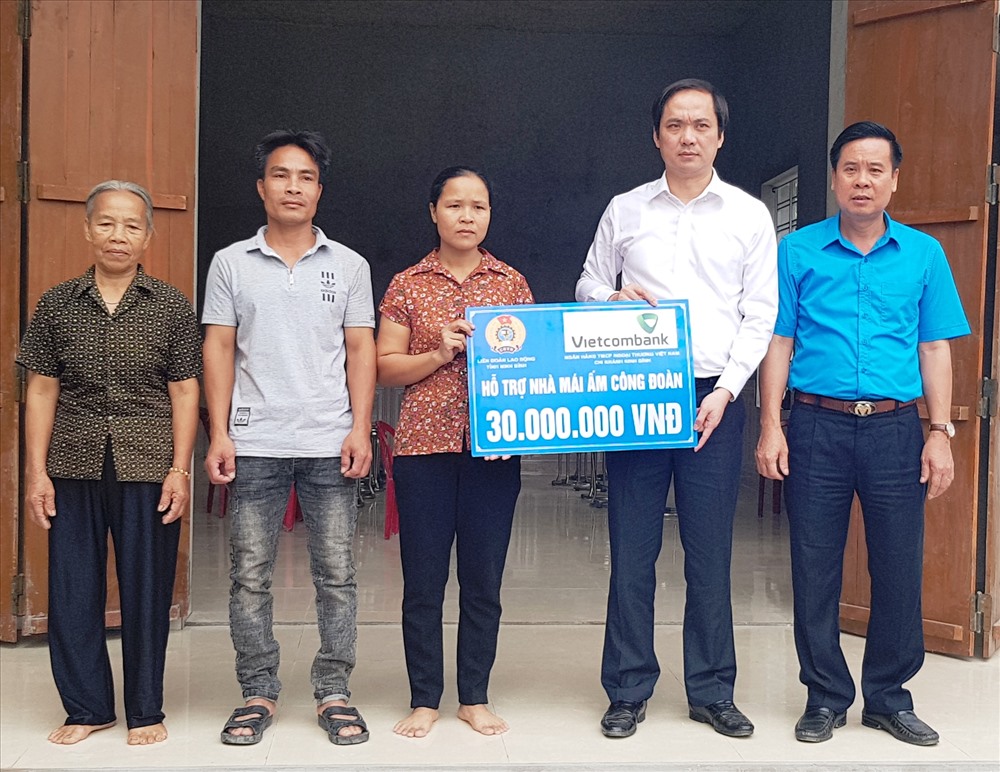 Đại diện lãnh đạo LĐLĐ tỉnh Ninh Bình và Ngân hàng Vietcombank Chi nhánh Ninh Bình trao tiền hỗ trợ cho gia đình chị Bùi Thị Tuyết. Ảnh: NT