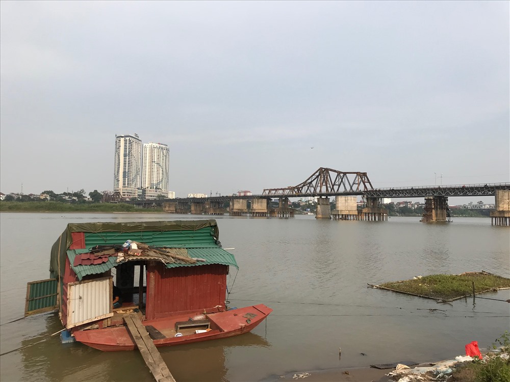 Ngôi nhà của ông bà lênh đênh trên mặt nước. Ảnh: Hải Minh