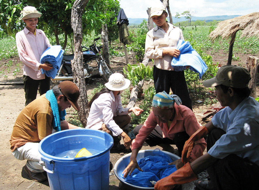 Cấp màn và tẩm hóa chất diệt muỗi phòng-chống sốt rét cho người dân tại Gia Lai.
