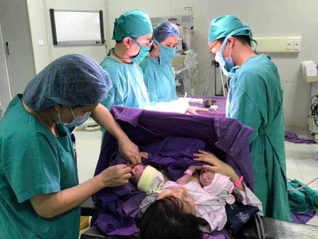 Các bác sĩ phẫu thuật lấy thai cho sản phụ. Ảnh: BVCC