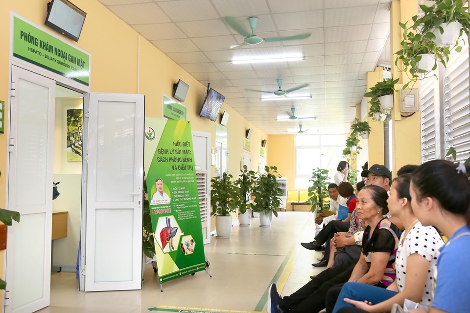 Bệnh nhân đến khám bệnh lý về gan mật. Ảnh: PV