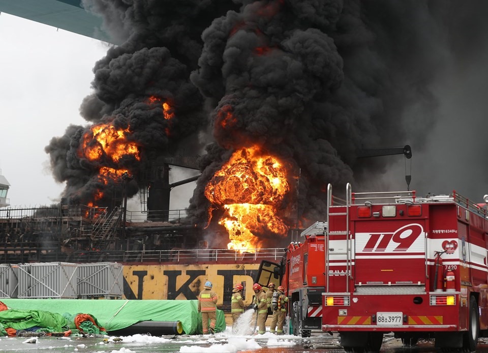 Một vài hình ảnh về hiện trường vụ cháy. Ảnh: Yonhap, AFP, Korea Times.