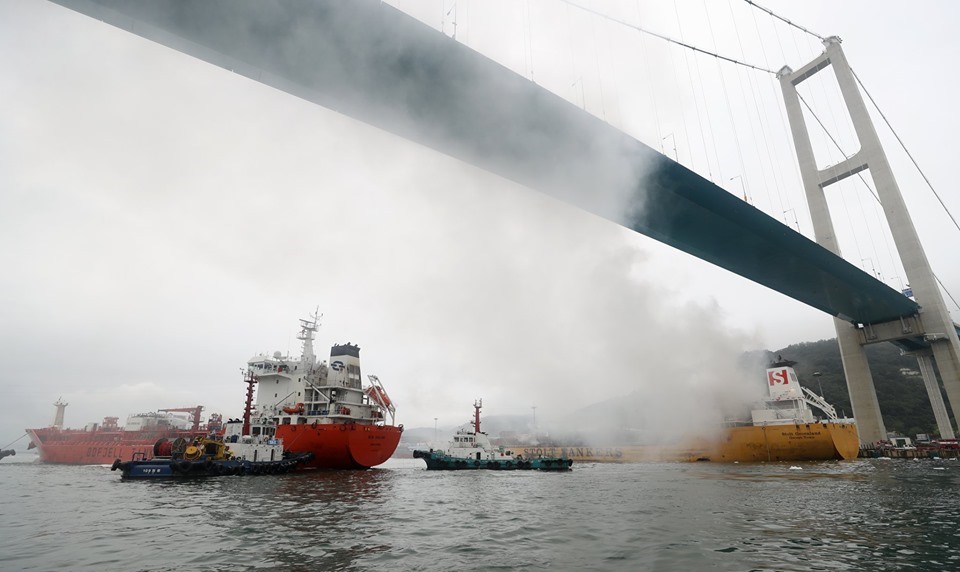 Một vài hình ảnh về hiện trường vụ cháy. Ảnh: Yonhap, AFP, Korea Times.