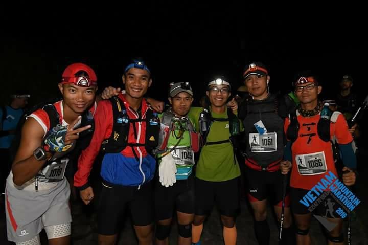 Quang Trần (thứ 2 từ trái sang) tại giải chạy Vietnam Mountain Marathon