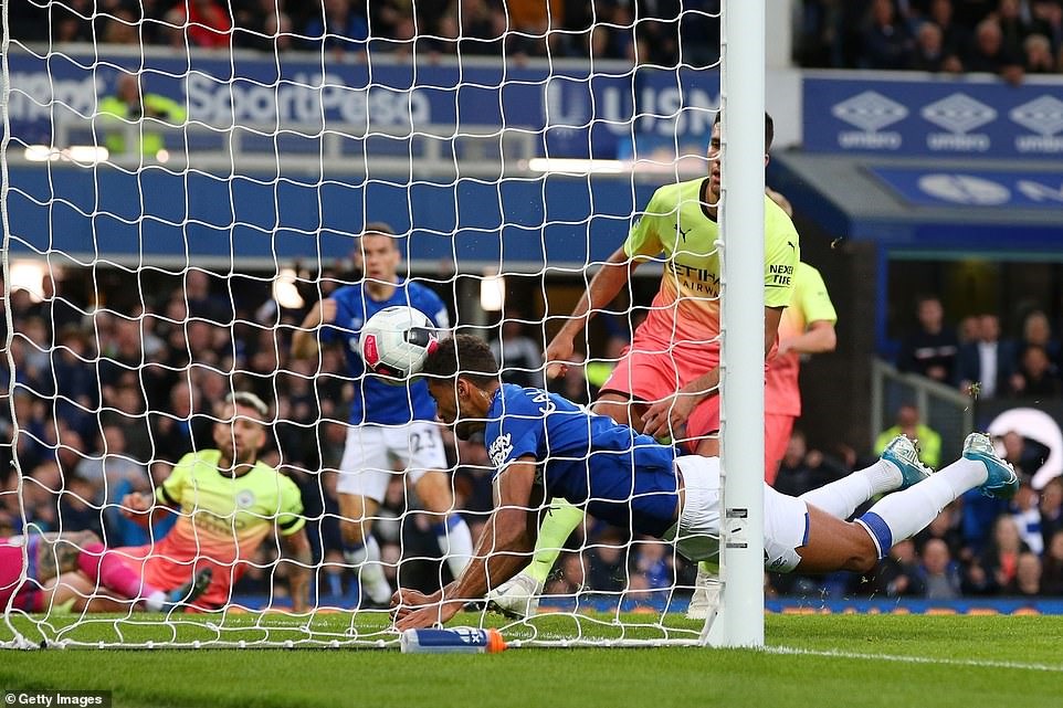 Calvert-Lewin (áo xanh dương phía trước) đánh đầu gỡ hòa 1-1. Ảnh: Getty Images