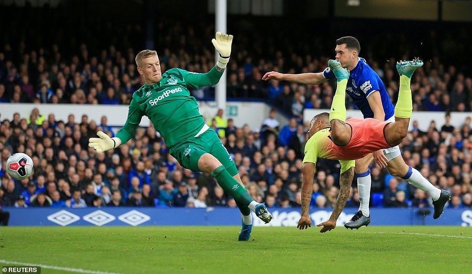 Gabriel Jesus (áo vàng cam) mở tỷ số trận đấu. Ảnh: Reuters.