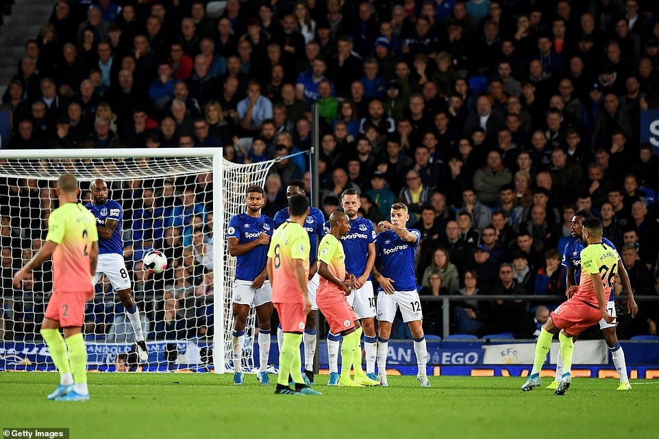 Mahrez (số 26) đưa Man City trở lại vị thế dẫn bàn. Ảnh: Getty Images