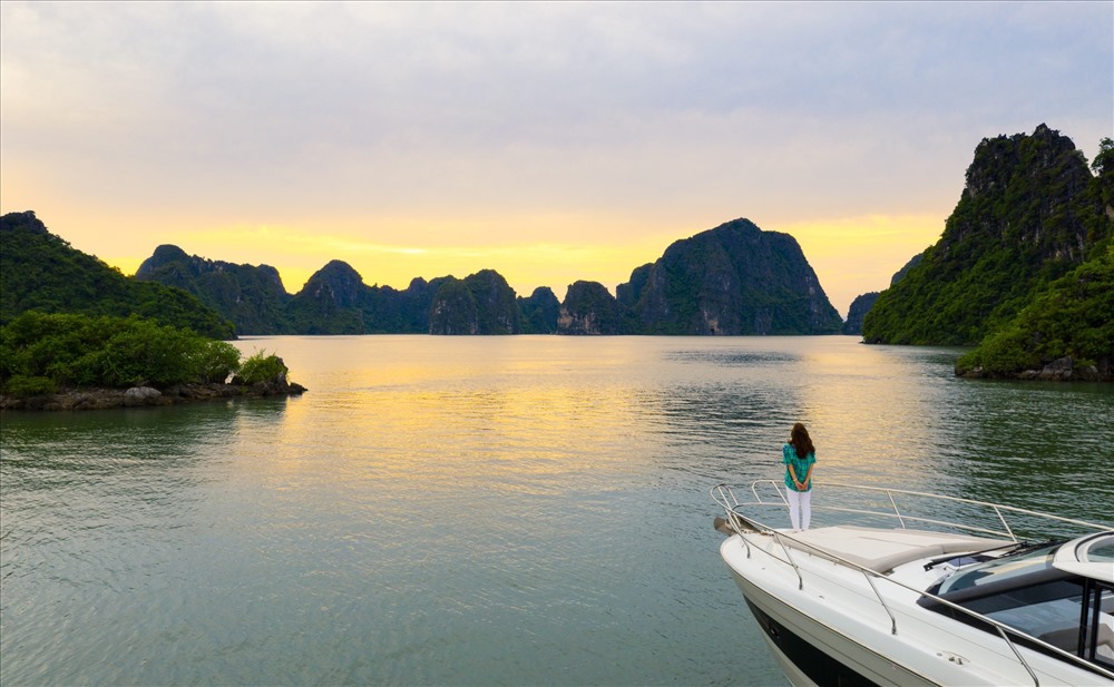 Du thuyền trên vịnh Hạ Long. Ảnh: N.H