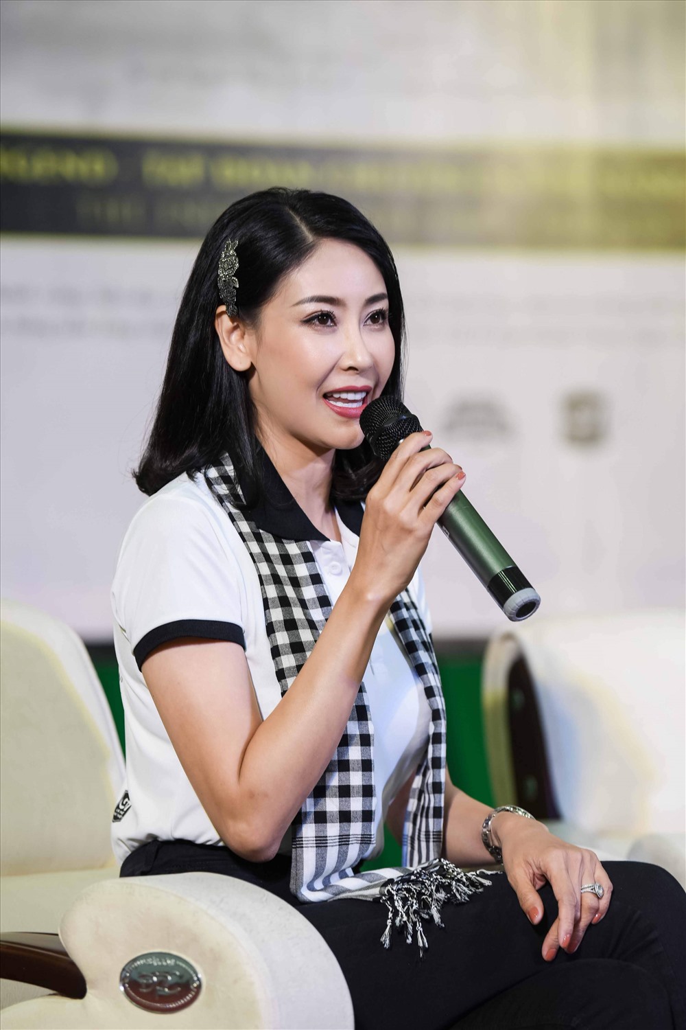 Cô cũng không ngại chia sẻ về giai đoạn khó khăn thời còn cắp sách đến trường của mình.