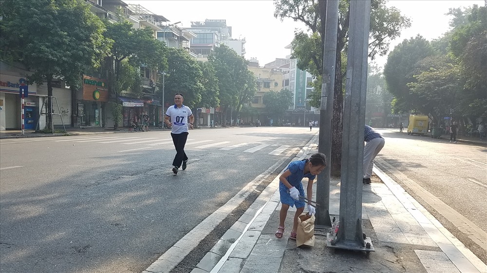 Hình ảnh đẹp: Emk bé nhặt rác & VĐV chạy giải