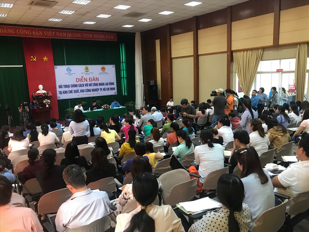 Đông đảo CN tham gia diễn đàn.